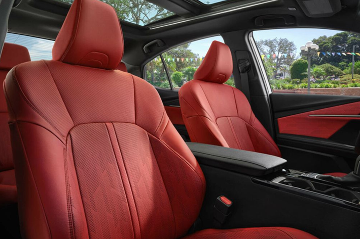 Một bộ phận khách hàng cho rằng Camry mới quá giống các mẫu xe Toyota ra mắt gần đây và thiếu đi nét đặc trưng. Trên thực tế, không thể phủ nhận ngoại hình mẫu sedan cỡ D này học hỏi nhiều từ Crown, nhất là ở khu vực đầu xe. Điều đó được thể hiện khá rõ ở kiểu dáng đèn pha hình cá mập đầu búa và lưới tản nhiệt của hai mẫu xe này.