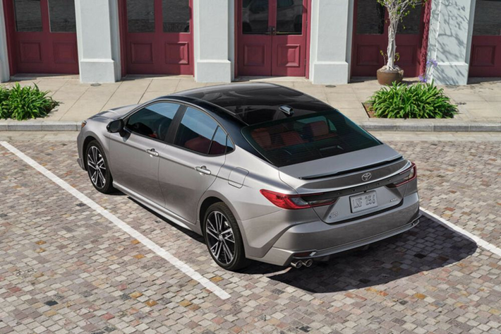 Giá xe Toyota Camry 2025 sẽ công bố vào mùa xuân năm 2024. Hiện tại, Camry 2024 có giá khởi điểm từ 26.420 USD (643 triệu đồng) cho bản chạy xăng và 28.855 USD (700 triệu đồng) cho bản hybrid, chính vì vậy giá xe Camry 2025 được dự đoán tăng khoảng 10% so với thế hệ trước, do được trang bị động cơ hybrid.