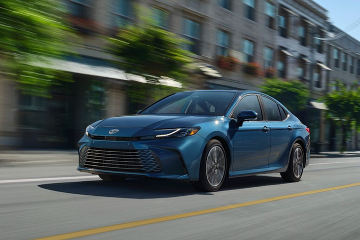 Thông số cụ thể của Toyota Camry 2025 vẫn chưa được tiết lộ nhưng hãng khẳng định hệ thống hybrid đã được tinh chỉnh để hạn chế nhược điểm về tiếng ồn khi máy hoạt động ở dải vòng tua thấp. Bên cạnh đó, Toyota cũng xác nhận động cơ V6 đã bị loại bỏ trên Camry 2025.