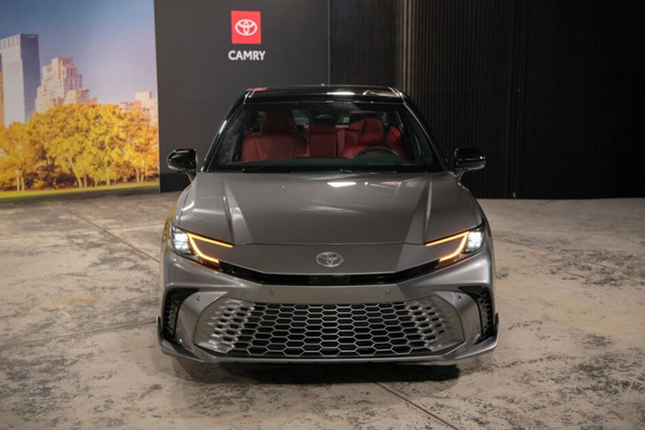 Camry thế hệ cũ đã ra mắt vào năm 2017 và việc cải tiến mẫu xe này là cần thiết để Toyota duy trì lợi thế cạnh tranh, trong bối cảnh các đối thủ như Honda Accord hay Kia K5 đều đã được cập nhật phiên bản mới.
