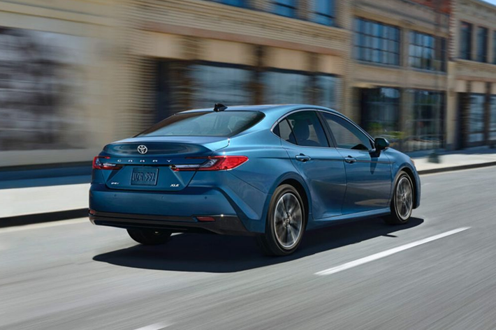 Toyota Camry 2025 bản SE có bàn đạp nhôm, lẫy chuyển số gắn vô lăng, tản nhiệt lưới tổ ong đen, cánh gió đồng màu thân, bộ khuếch tán gió sau, ống xả kép và huy hiệu Camry đen. Nâng cấp lên các phiên bản cao hơn là XSE và XLE, xe có màn hình kép 12,3 inch, la-zăng 19 inch, ghế sưởi, kính cách âm, đèn nền và chìa khóa thông minh.