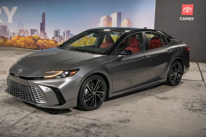 Sáng 15/11, Toyota Camry 2025 mới đã chính thức được công bố ra mắt trong sự mong chờ nồng nhiệt của khách hàng và sự quan tâm của giới truyền thông. Trong nhiều năm qua, Camry vẫn luôn là “con gà đẻ trứng vàng” của Toyota khi gánh vác doanh số mảng sedan của hãng, không chỉ tại thị trường Mỹ mà còn trên toàn thế giới.