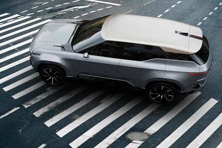 Toyota Land Cruiser EV chạy điện được định vị ở phân khúc SUV cỡ lớn với ba hàng ghế. Theo công bố, mẫu xe này có chiều dài x rộng x cao lần lượt là 5.149 x 1.981 x 1.701 mm, đi kèm chiều dài cơ sở đạt 3.050 mm.