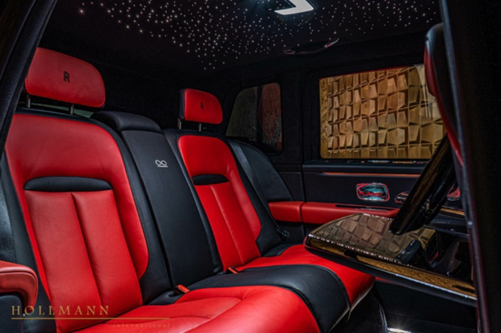 Về nội thất, Rolls-Royce Cullinan Hollmann sử dụng tông màu đỏ đen huyền bí và được trang bị bầu trời đầy sao trên trần xe bằng các bóng đèn Starlight Headliner mới.