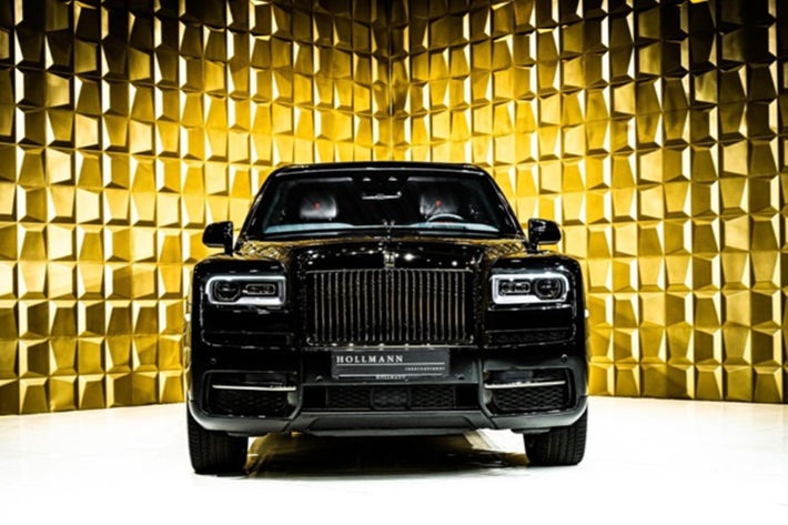 Về ngoại hình, xe không có nhiều khác biệt so với những chiếc Rolls-Royce Cullinan khác nhưng với gói độ Hollmann này, xe được gia tăng thêm 350mm chiều dài cơ sở. Việc này giúp khoang cabin được mở rộng, người dùng cũng sẽ thoải mái hơn.
