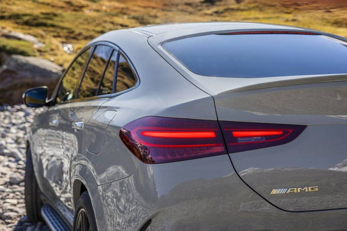 Ngoại thất của GLE 53 PHEV gần như không có sự khác biệt so với bản thường, hãng chỉ tinh chỉnh lại khe hút gió và bổ sung logo PHEV ở tấm chắn bùn phía trước và cửa cốp. Ở bên trong, xe có các chức năng dành riêng cho bản hybrid và màn hình hiển thị tốc độ sạc, trạng thái, nhiệt độ của pin.