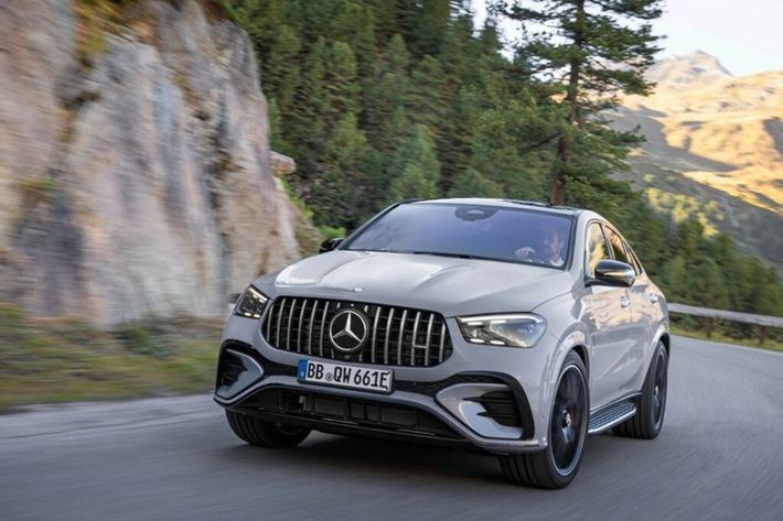 Mercedes-AMG mới đây đã ra mắt GLE 53 phiên bản động cơ PHEV. Mẫu xe Mercedes-AMG GLE 53 PHEV 2024 mới sẽ có hai biến thể là crossover và crossover-coupe.