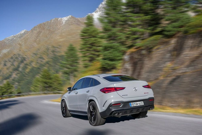 Mercedes-AMG sẽ ra mắt GLE 53 PHEV tại Hoa Kỳ vào cuối năm 2025, trước khi bắt đầu mở bán vào năm 2026. Hãng xe Đức chưa công bố giá xe Mercedes-AMG GLE 53 PHEV 2024, nhưng chắc chắn xe sẽ có giá cao hơn đáng kể so với phiên bản tiêu chuẩn.