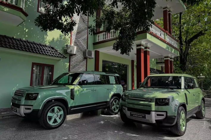 Gần đây, thông tin về việc 2 anh em ở tỉnh Bình Dương đã chốt đơn 1 cặp xe Land Rover Defender 75th Limited Edition, chỉ được bán 5 xe tại thị trường Việt Nam đã nhanh chóng thu hút sự quan tâm của cộng đồng mạng, cũng như giới mê xe.
