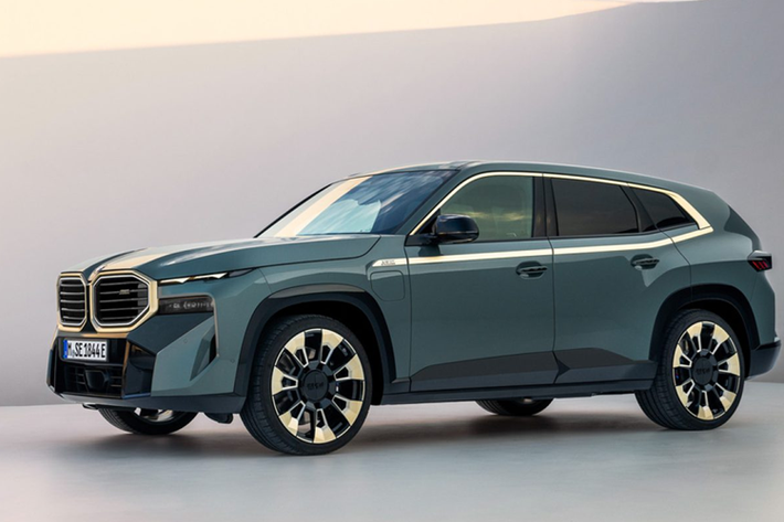 Những trang bị nội thất đáng chú ý của mẫu SUV hạng sang này bao gồm ghế trước sưởi ấm/thông hơi/massage tiêu chuẩn, bảng đồng hồ kỹ thuật số và màn hình cảm ứng trung tâm cùng có kích thước 12,3 inch