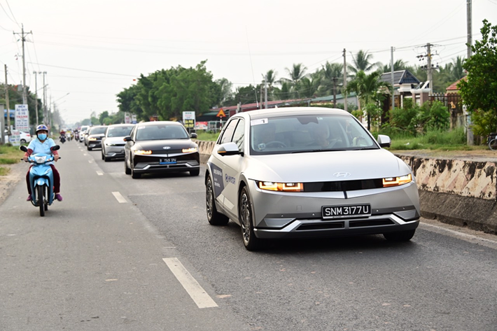 Hành trình Go Far with Zero Worries xuất phát từ ngày 20/11 tại Singapore, với 5 thành viên chính là 5 chiếc Hyundai IONIQ 5 chạy điện đi lần lượt qua 5 nước Singapore, Malaysia, Thái Lan, Campuchia và kết thúc tại Việt Nam. Đi theo hỗ trợ hậu cần cho đoàn gồm 3 chiếc xe khác, gồm mẫu MPV Hyundai Staria và mẫu B-SUV quen thuộc Hyundai Creta.