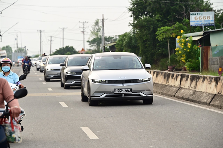 Anh Fitra Eri, một tay đua chuyên nghiệp tại Indonesia, đồng thời cũng là chủ sở hữu của một chiếc IONIQ 5 cho biết; “IONIQ 5 là một mẫu xe đáng tin cậy, trải qua gần 3.000km hành trình qua 5 nước, chiếc xe cho tôi cảm giác an tâm khi cầm lái với hệ thống treo vững vàng mà vẫn vừa đủ êm ái.