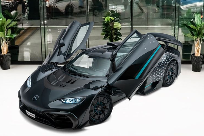 Ra mắt vào tháng 6/2022, One là một trong những siêu xe đặc biệt nhất của AMG khi nó được trực tiếp phát triển trên nền tảng những mẫu xe F1 của Mercedes-Benz. Vào thời điểm mới ra mắt, mức giá xe Mercedes-AMG One khởi điểm khoảng 2,72 triệu USD (khoảng 63 tỷ đồng), chưa bao gồm những trang bị độc quyền khác.