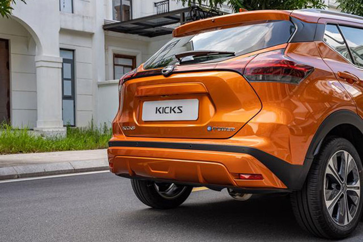 Tương tự Toyota Yaris Cross và Corolla Cross, Nissan Kicks e-Power cũng là xe hybrid. Tuy nhiên, mẫu xe nhà Nissan dùng hệ truyền động hybrid dạng nối tiếp thay vì song song như 2 đối thủ mang thương hiệu Toyota.