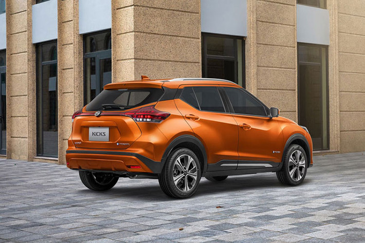 Nissan Kicks e-Power sở hữu những trang bị nổi bật như đèn pha LED, dải đèn LED định vị ban ngày, đèn sương mù LED phía trước, vành hợp kim 17 inch, gương chiếu hậu gập điện/chỉnh điện/tích hợp đèn báo rẽ và đèn hậu LED. Trang bị tiện nghi như ghế lái không trọng lực, bảng đồng hồ kỹ thuật số 7 inch, màn hình cảm ứng trung tâm 8 inch, hỗ trợ Android Auto/Apple Carplay và 2 cổng USB.
