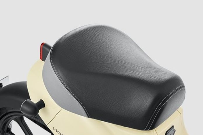 Ngoài ra, Honda Cub e: còn được tích hợp tính năng kết nối với điện thoại thông minh, từ đó người dùng có thể theo dõi các thông tin về dung lượng pin, quãng đường hay định vị GPS. Ở phía dưới, xe được trang bị bộ mâm đúc, kích thước 17 inch, đi kèm phanh đĩa trên bánh trước và phanh tang trống ở bánh sau.