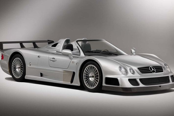 Chiếc Mercedes CLK GTR Roadster đời 2002 này là một trong 6 chiếc siêu xe đáng mơ ước được bán đấu giá thông qua RM Sotheby’s. Mẫu xe đua đường phố được thực hiện vào cuối những năm 1990 cho Giải vô địch FIA GT của Stuttgart.