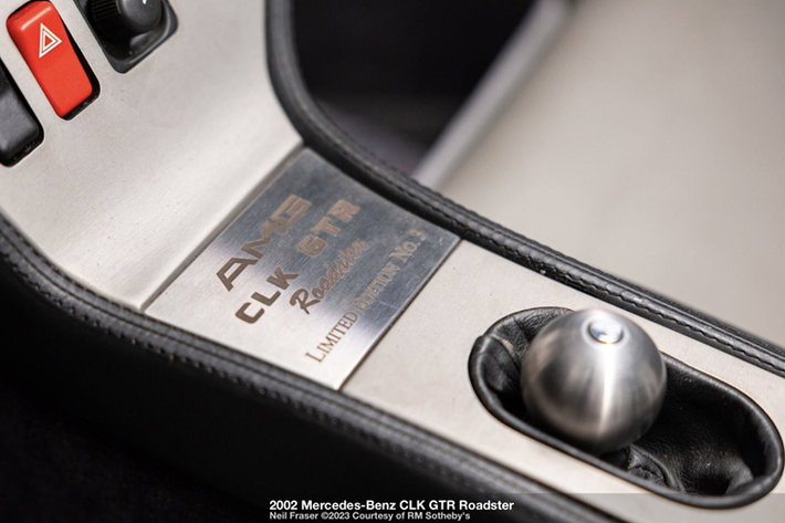 Sức mạnh của Mercedes CLK GTR Roadster là cỗ máy V12 dung tích 6,9 lit, sản sinh công suất 622 mã lực với hệ dẫn động cầu sau sẽ rất tuyệt nếu đưa vào đường đua hoặc chuyến hành trình dài.