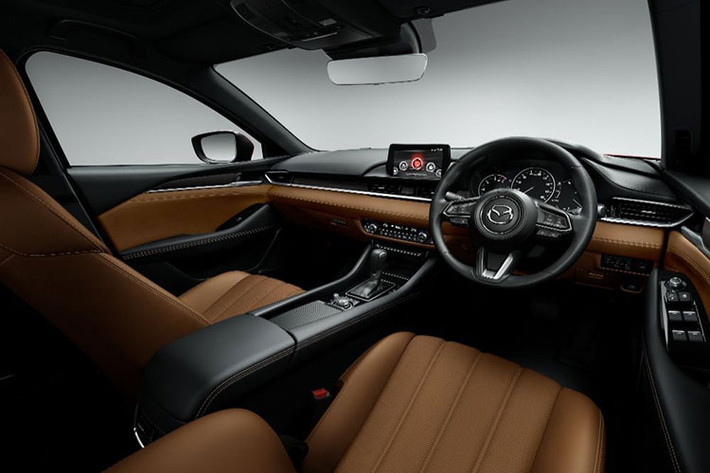 Về nội thất, bên trong cabin của Mazda6 bản đặc biệt này được phối hai tông màu nâu và đen ấm áp. Da lộn Leganu sang trọng được phủ dọc theo chiều dài của bảng táp-lô, trong khi ghế ngồi bọc da Nappa cao cấp mang đến cảm giác sang trọng hơn cho cho toàn bộ khoang cabin.