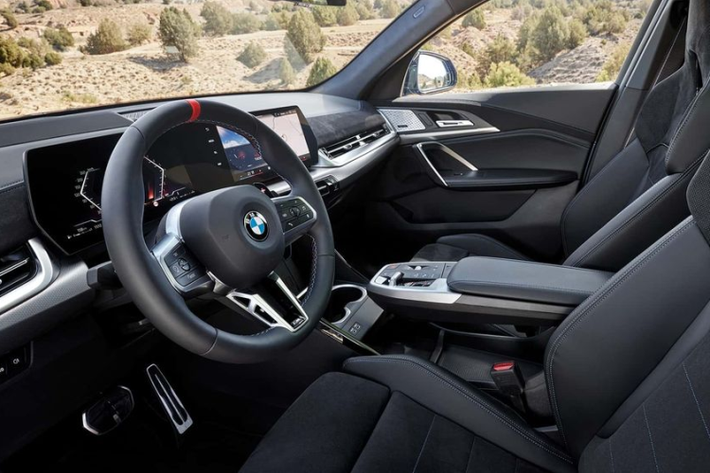 Điểm nhấn về mặt công nghệ của X2 2024 là hệ điều hành Operating System 9 của BMW với giao diện được học hỏi từ điện thoại thông minh, hỗ trợ đầy đủ Apple CarPlay/Android Auto và tích hợp trợ lý ảo AI.