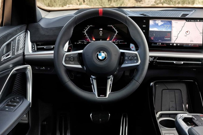 Nội thất của BMW X2 có cách bố trí khá giống với X1. Xe được trang bị màn hình cỡ lớn đặt nổi trên mặt táp-lô, tích hợp bảng đồng hồ kỹ thuật số và màn hình cảm ứng trung tâm.