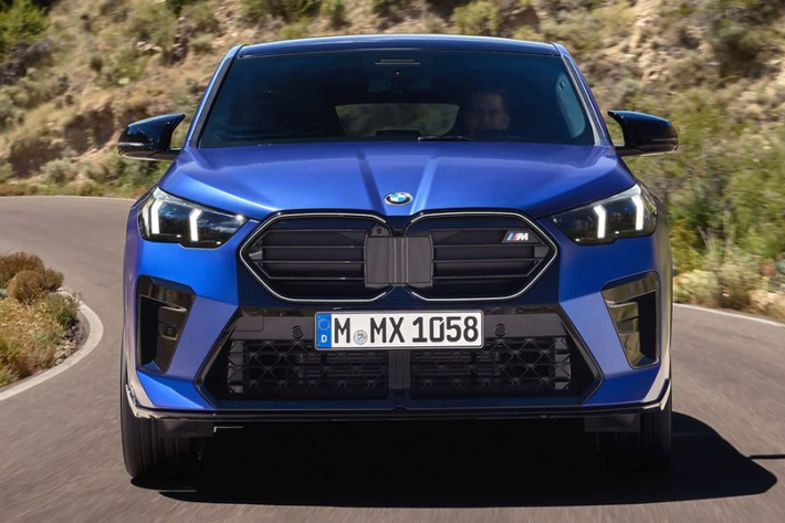 Bên cạnh đó, BMW X2 mới được cung cấp tùy chọn nâng cấp lưới tản nhiệt và logo phát sáng dành cho các khách hàng muốn chiếc xe của mình nổi bật hơn. Ở phía sau, cụm đèn hậu của BMW X2 2024 có thiết kế tương tự đèn pha.