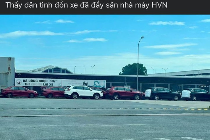 Tuy nhiên, có một chi tiết của xe khiến không ít người xem cảm thấy thất vọng, đó là vành la-zăng. Những chiếc Honda CR-V 2024 về Việt Nam trong ảnh đều được trang bị vành hợp kim 18 inch với thiết kế đa chấu và sơn màu bạc khá đơn điệu.
