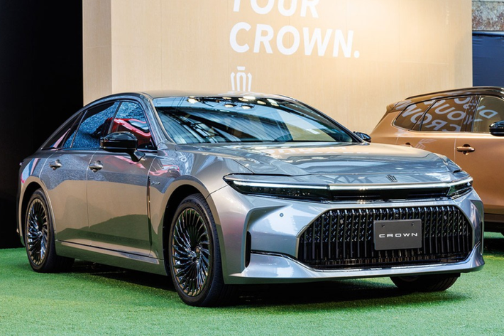 Trong sự kiện ra mắt dòng xe Crown thế hệ mới vào năm ngoái, hãng Toyota đã trưng bày 4 phiên bản, bao gồm Crown Crossover, Crown Sport, Crown Sedan và Crown Estate. Trong sự kiện công bố giá bán của Crown Sport diễn ra tại Nhật Bản vào hôm 6/10/2023 vừa qua, hãng một lần nữa mang Toyota Crown Sedan 2024 mới đến trưng bày.