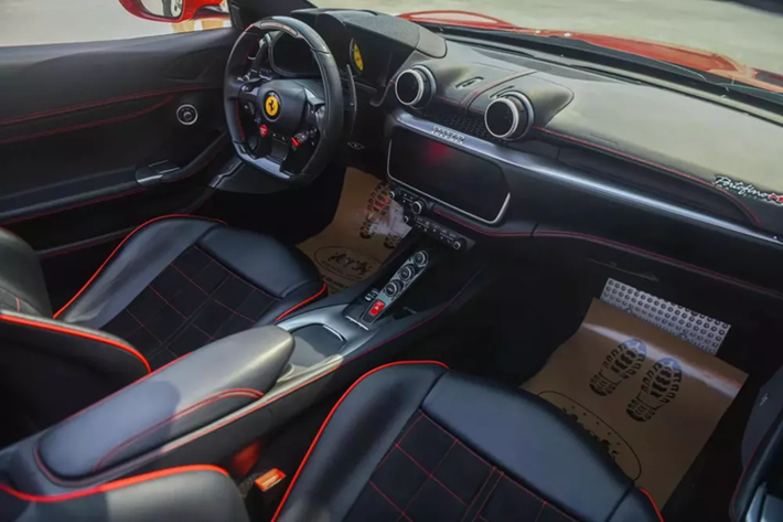 Lưới tản nhiệt của Ferrari Portofino M được thêm các thanh nhôm dọc. Cũng giống như đàn anh, Ferrari Portofino M thay đổi nhiều nhất ở đuôi xe so với Ferrari Portofino với cản va sau thiết kế lại hoàn toàn, phù hợp với ống xả đã được tinh chỉnh nhằm mang đến âm thanh thú vị hơn.