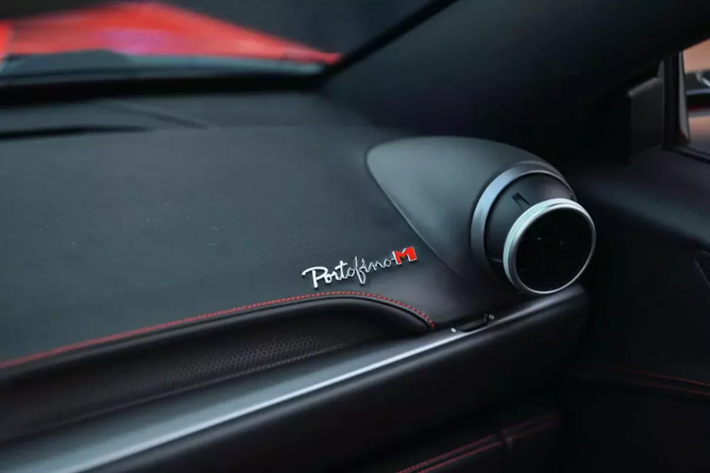 Nội thất của siêu xe mui trần Ferrari Portofino M đầu tiên về Việt Nam vẫn sở hữu phong cách 2+2 đặc trưng với 2 hàng ghế sau chỉ phù hợp cho trẻ em ngồi. Thêm vào đó là những trang bị đáng chú ý như màn hình cảm ứng kích thước 10,25 inch trên bảng táp-lô, vô-lăng tích hợp các nút chức năng và một màn hình phụ.