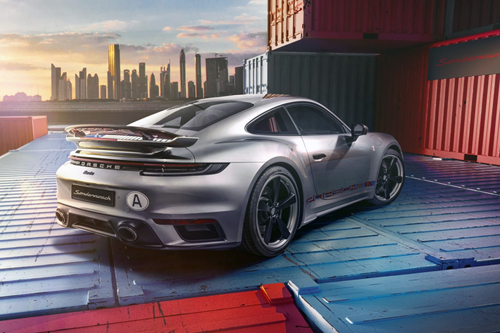 Cụ thể chiếc Porsche 911 Turbo thuộc thế hệ 992 mới nhất hiện nay, nhưng sở hữu những đặc điểm nhận dạng từng thuộc về “911 Turbo Nr. 1” – chiếc 911 Turbo đầu tiên từng được chế tạo trong lịch sử hãng xe Đức.