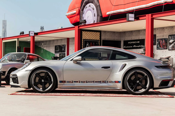 Khác với những chiếc 911 Turbo sản xuất hàng loạt, chiếc đầu tiên này có phần thân hẹp tương đương với 911 Carrera tiêu chuẩn nhưng vẫn sở hữu cánh lướt gió lớn ở phía sau đuôi.