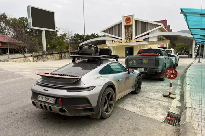 Đây nhiều khả năng là 1 trong những xe thể thao giới hạn Porsche 911 Dakar 2023 hiếm hoi trên thế giới được chủ nhân cho "cày km' kinh khủng nhất. Đáng nể hơn, giá xe Porsche 911 Dakar gấp 3 lần số tiền mà các đại gia Đức, Anh hay Mỹ chi ra để sở hữu.