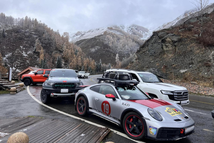 Điểm mạnh của Porsche 911 Dakar 2023 cũng chính là chìa khóa giúp doanh nhân Hải Phòng có thể dễ dàng lái xe từ Việt Nam đến sa mạc Gobi chính là việc khoảng sáng gầm cao hơn 50 mm so với xe tiêu chuẩn, ngoài ra, chiếc xe Porsche 911 Dakar còn có thể tăng thêm 30 mm nữa ở chế độ High Level.