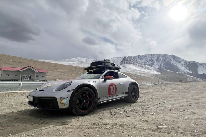 "Trái tim" của Porsche 911 Dakar 2023 sử dụng khối động cơ xăng 6 xi-lanh thẳng hàng, tăng áp kép, dung tích 3.0 lít, sản sinh công suất tối đa 473 mã lực và mô-men xoắn cực đại 570 Nm.