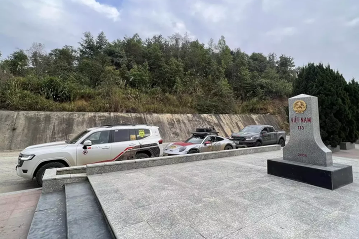 Vào cuối tháng 8/2023, chỉ sau 5 ngày nhận bàn giao chiếc xe thể thao giới hạn Porsche 911 Dakar 2023 mới chỉ 2.500 xe trên toàn thế giới, 1 đại gia sinh ra ở Hải Phòng sống ở Sài thành đã cùng những người bạn chung niềm đam mê lái xe từ Tp.HCM ra Đà Nẵng, để chuẩn bị cho chuyến phượt kéo dài 3 tháng ở nước bạn Trung Quốc.