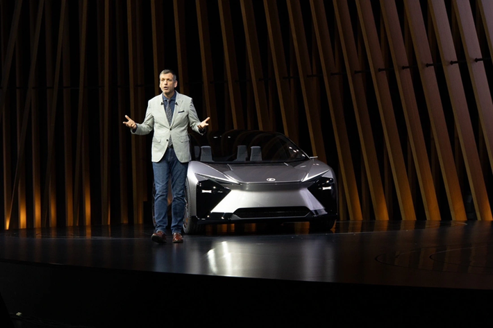Lexus LF-ZC hoàn toàn mới, là chữ viết tắt của Lexus Future Zero-Emission Catalyst, được phát triển trên nền tảng xe điện mới với thiết kế kiểu mô-đun, chia thân xe thành ba phần chính: phía trước, trung tâm và phía sau. Lexus cho biết thiết kế này cho phép LF-ZC độc lập về mặt cấu trúc, có thể tích hợp nhanh chóng các loại pin mới và cải tiến.