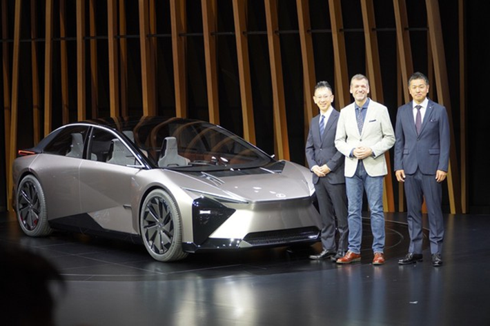 Mẫu xe Lexus LF-ZC chạy điện này hứa hẹn mang đến những trải nghiệm lái xe khác biệt và các dịch vụ độc quyền, thể hiện kinh nghiệm chế tạo xe của Lexus và làm phong phú thêm cuộc sống của khách hàng.