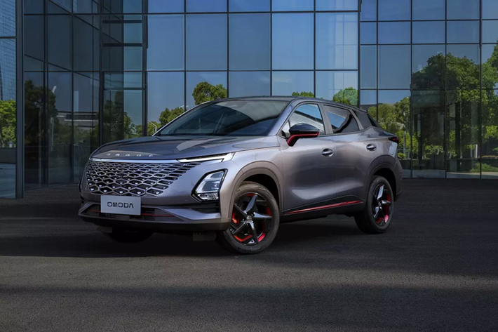 Đây cũng là mẫu SUV đầu tiên của Chery được áp dụng triết lý thiết kế này. Omoda 5 có phần lưới tản nhiệt tràn viền cỡ lớn được thiết kế khá táo bạo đi cùng hệ thống đèn 2 tầng trên đầu xe. Bên cạnh đó là dải đèn LED định vị ban ngày hình chữ "T" có thiết kế hẹp. Thân xe được thiết kế dốc về phía sau, kính cửa sổ khá hẹp.