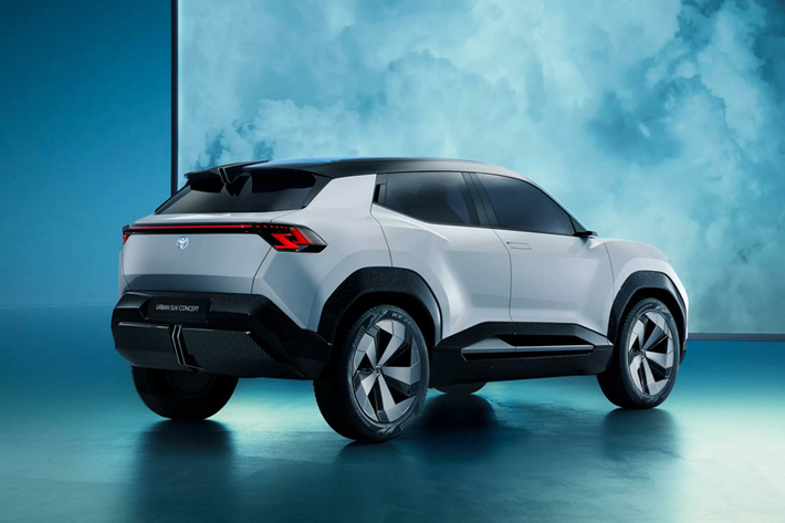 Về ngoại hình, Urban SUV Concept được áp dụng ngôn ngữ thiết kế tương tự các mẫu xe đời mới của Toyota như Prius, Crown hay Camry. Mẫu SUV này cũng được trang bị phần mũi xe lấy cảm hứng từ cá mập đầu búa với dải đèn LED định vị ban ngày nằm vắt ngang. Bên cạnh đó là cụm đèn pha hình chữ “C” đặc trưng và lưới tản nhiệt đóng kín.