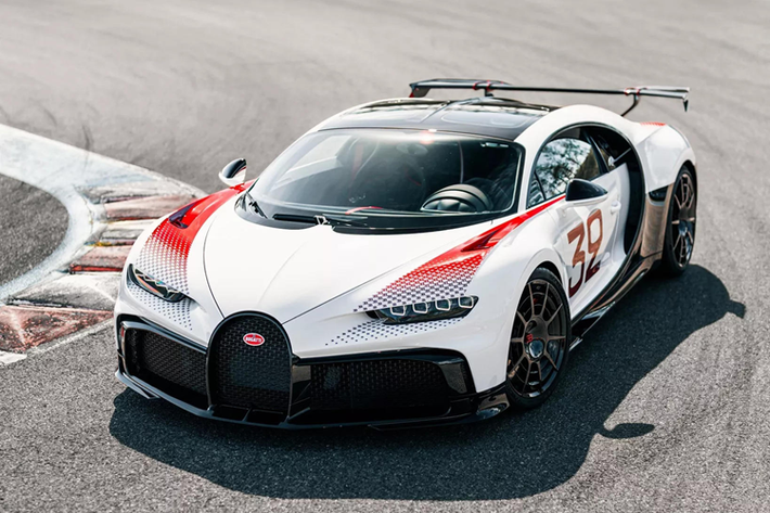 Chương trình cá nhân hóa Bugatti Sur Mesure ra mắt năm 2021 cùng với chiếc Bugatti Chiron Pur Sport Grand Prix đặc biệt màu xanh da trời mang đậm tính hoài cổ, tri ân di sản trong quá khứ.