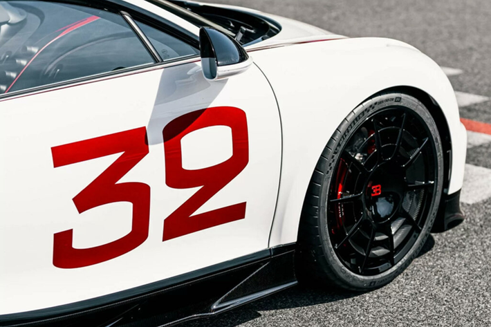 Chiếc Chiron Pur Sport Grand Prix thứ 2 lần này do một khách hàng ở Singapore đặt mua, màu sơn trắng Blanc White chủ đạo và được phối cùng với tông đỏ-đen thể hiện rõ tính chất thể thao trên nhiều chi tiết thân xe. Sắc đỏ Grand Prix Red nổi bật trên họa tiết sơn ở khu vực đầu xe, nối từ chân kính cửa sổ tới đèn pha phía trước.
