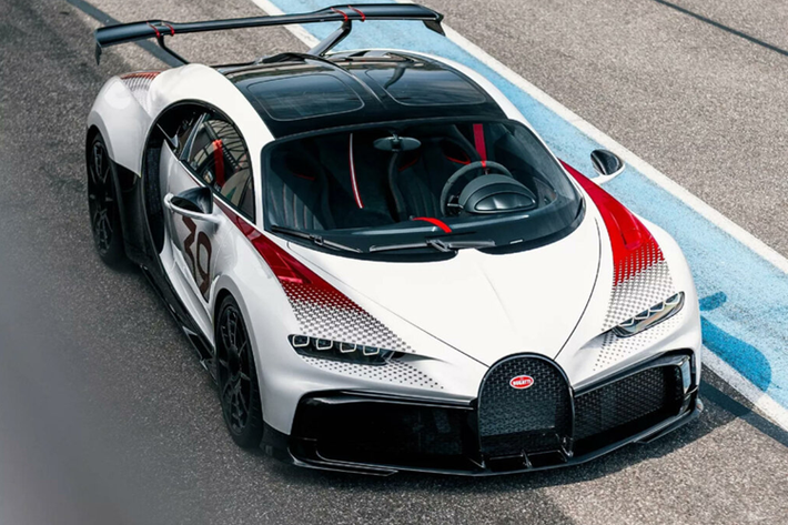 Tuy nhiên so với Chiron Pur Sport thông thường, các phiên bản Grand Prix được tinh chỉnh đặc biệt để giảm 50 kg khối lượng, sở hữu hệ thống treo cứng chắc hơn nhằm gia tăng độ ổn định khi di chuyển ở vận tốc cực lớn, và tỷ số truyền của hộp số được tối ưu cho phép rút ngắn thời gian cần để tăng tốc lên mức cao nhất.