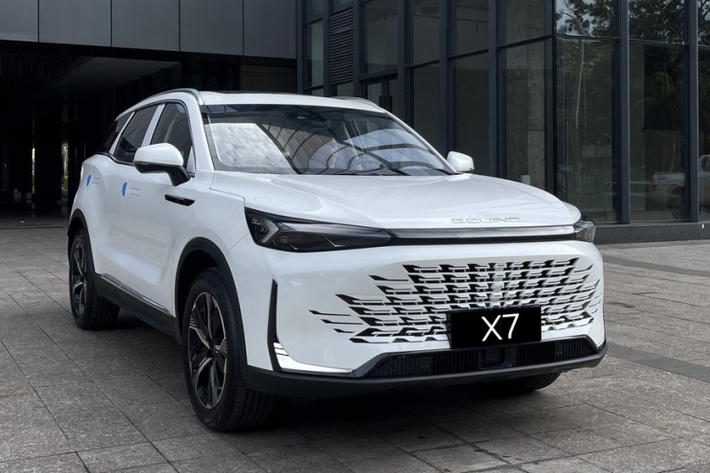 Với ngoại hình "sang, xịn, mịn", cùng nội thất bổ sung kha khá đồ chơi, không ít người tin rằng, Beijing X7 sẽ là cơn bão mới trong bảng xếp hạng doanh số xe tại Trung Quốc. Và tất nhiên, BAIC Motors không chỉ tạo ra cuộc chơi ở quê nhà, mà còn đánh sang các thị trường trọng điểm khác của mình trong khối Asean, 1 trong số đó là Lào.