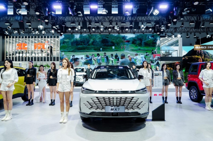 Tại triển lãm Ô tô Quảng Châu 2022 diễn ra vào tháng 12 năm ngoái, BAIC Motors đã chính thức vén màn mẫu xe SUV Beijing X7 2023 mới bản nâng cấp giữa vòng đời, đã nhanh chóng nhận được cơn mưa lời khen vì sự thay đổi rất táo bạo, gần như lột xác so với bản trước.