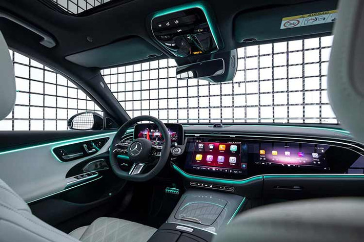 Bên trong trong nội thất, bảng điều khiển Mercedes-Benz E-Class L 2024 cũng sẽ tương đồng với E-Class tiêu chuẩn. Nổi bật là màn hình Hyperscreen với bộ ba màn hình kết hợp, đi kèm với ứng dụng và giao diện dành riêng cho từng khu vực.