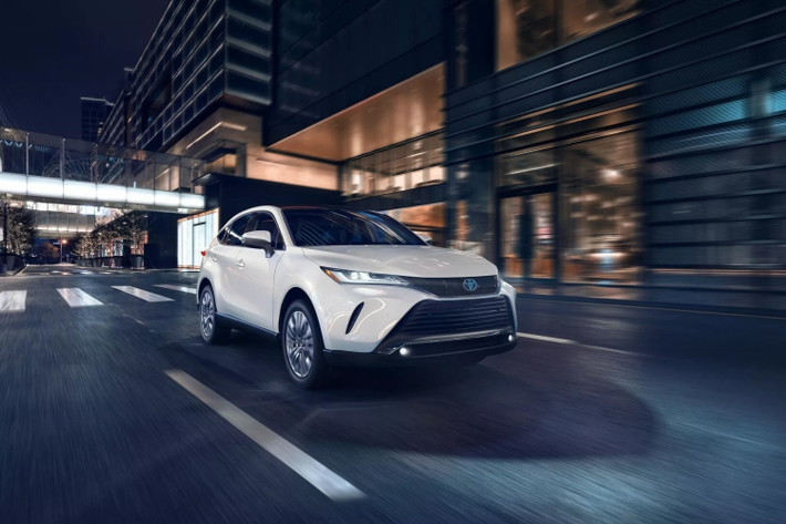 Venza sử dụng công nghệ điều hòa không khí S-FLOW lần đầu tiên xuất hiện trên các mẫu xe Lexus. Hệ thống hướng luồng khí làm mát đến chỗ ngồi có người ngồi, nâng cao sự thoải mái và giúp giảm mức tiêu thụ năng lượng. Trên Limited và XLE với màn hình 12,3 inch, hệ thống kiểm soát khí hậu điều khiển cảm ứng. Không gian hành lý Venza 2024 rộng 815 L và nếu gập phẳng hàng ghế thứ 2 thể tích hành lý tăng 1.560 L.