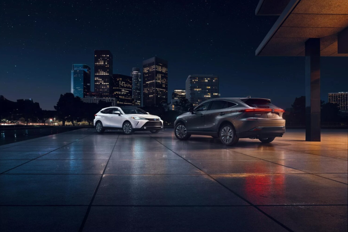 Toyota Venza 2024 mới chiếc crossover hybrid dải sản phẩm xe điện lai của Toyota (HEV – Hybrid Electric Vehicle). Nhờ vậy mẫu xe mới sẽ tận dụng tối đa sức mạnh để cải thiện mức tiết kiệm nhiên liệu tối ưu.