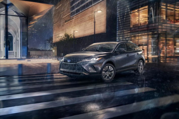 Công nghệ Dự đoán Lái xe Hiệu quả (Predictive Efficient Drive – PED) của Venza sẽ phân tích thói quen lái xe và ghi nhớ tình trạng giao thông, măt đường để tối ưu hóa việc sạc pin hybrid. Hệ dẫn động 4 bánh trên Venza 2024 dựa trên hệ thống HEV phân bổ trước tới 80% lực dẫn động tới các bánh sau nhằm hạn chế hiện tượng trượt bánh trước.