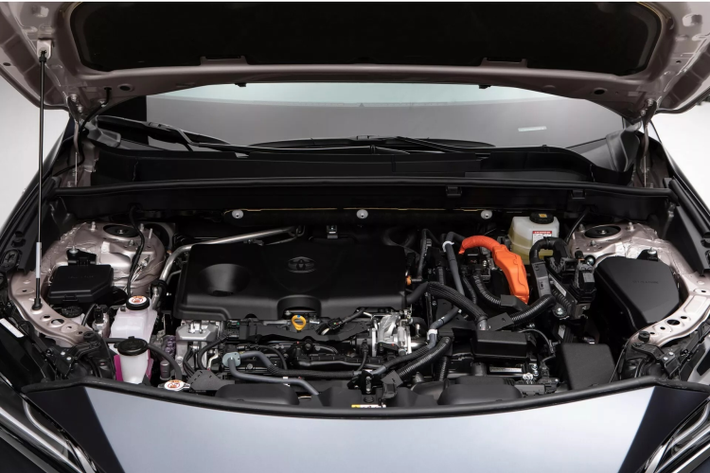 Công nghệ hybrid của Toyota cung cấp tổng công suất hệ thống là 219 mã lực trên Venza. Giống như tất cả các mẫu xe hybrid của Toyota, cảm giác tăng tốc và phản ứng hàng ngày được nâng cao nhờ cách động cơ điện tăng cường mô-men xoắn ở tốc độ thấp. Hệ thống hybrid tối ưu hóa mức độ hỗ trợ của động cơ điện và động cơ xăng không cần hoạt động ở vòng tua cao. Tốc độ động cơ được đồng bộ với tốc độ xe, mang lại khả năng tăng tốc nhẹ nhàng và yên tĩnh.